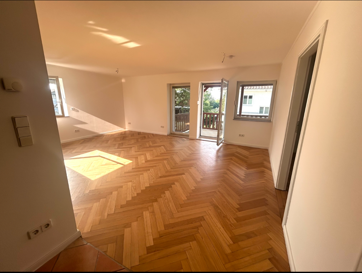 Helles Wohnzimmer mit elegantem Fischgrät-Parkett und großem Balkon – 3-Zimmer-Wohnung in Ketzin