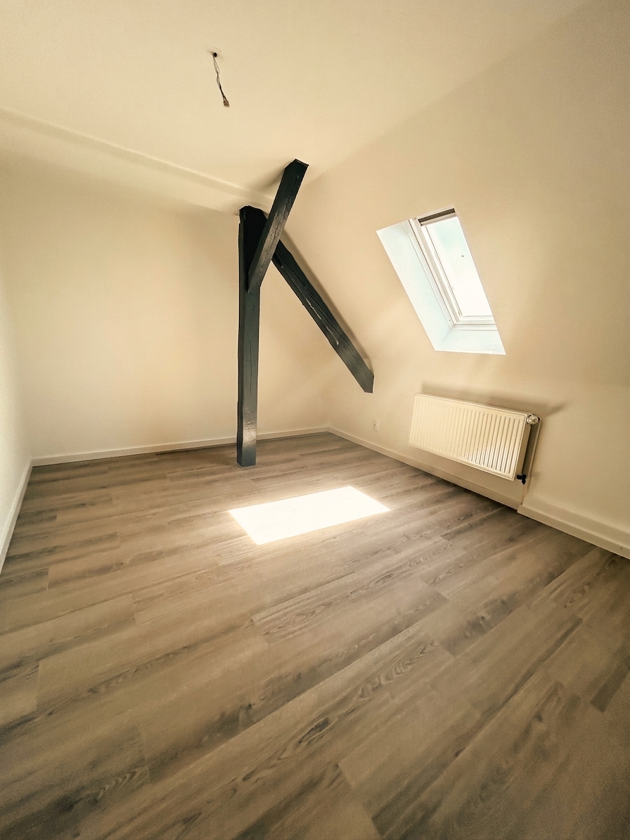 Weiteres Zimmer mit Dachschräge, Kreuzbalken und Dachfenster – Dachgeschosswohnung Dessau