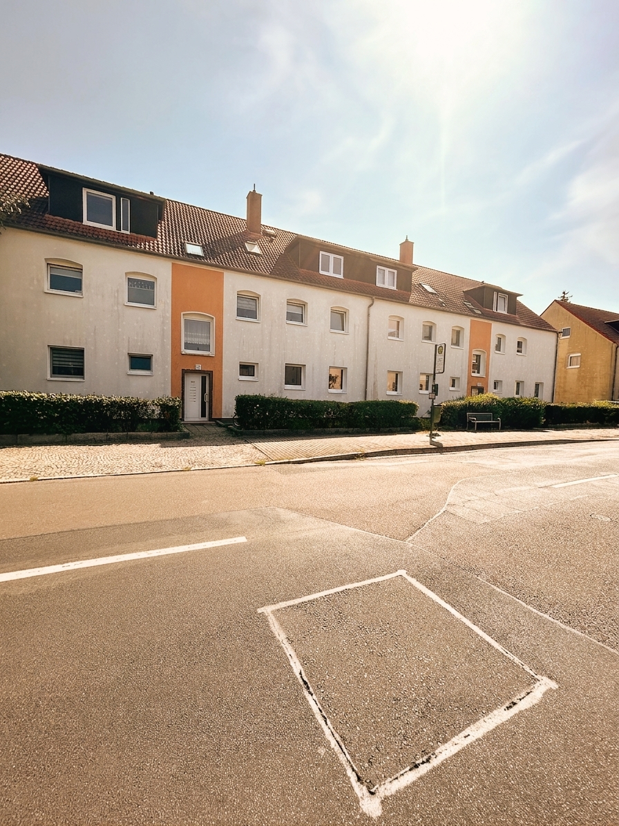 Außenansicht des Mehrfamilienhauses mit der Dachgeschosswohnung in Dessau