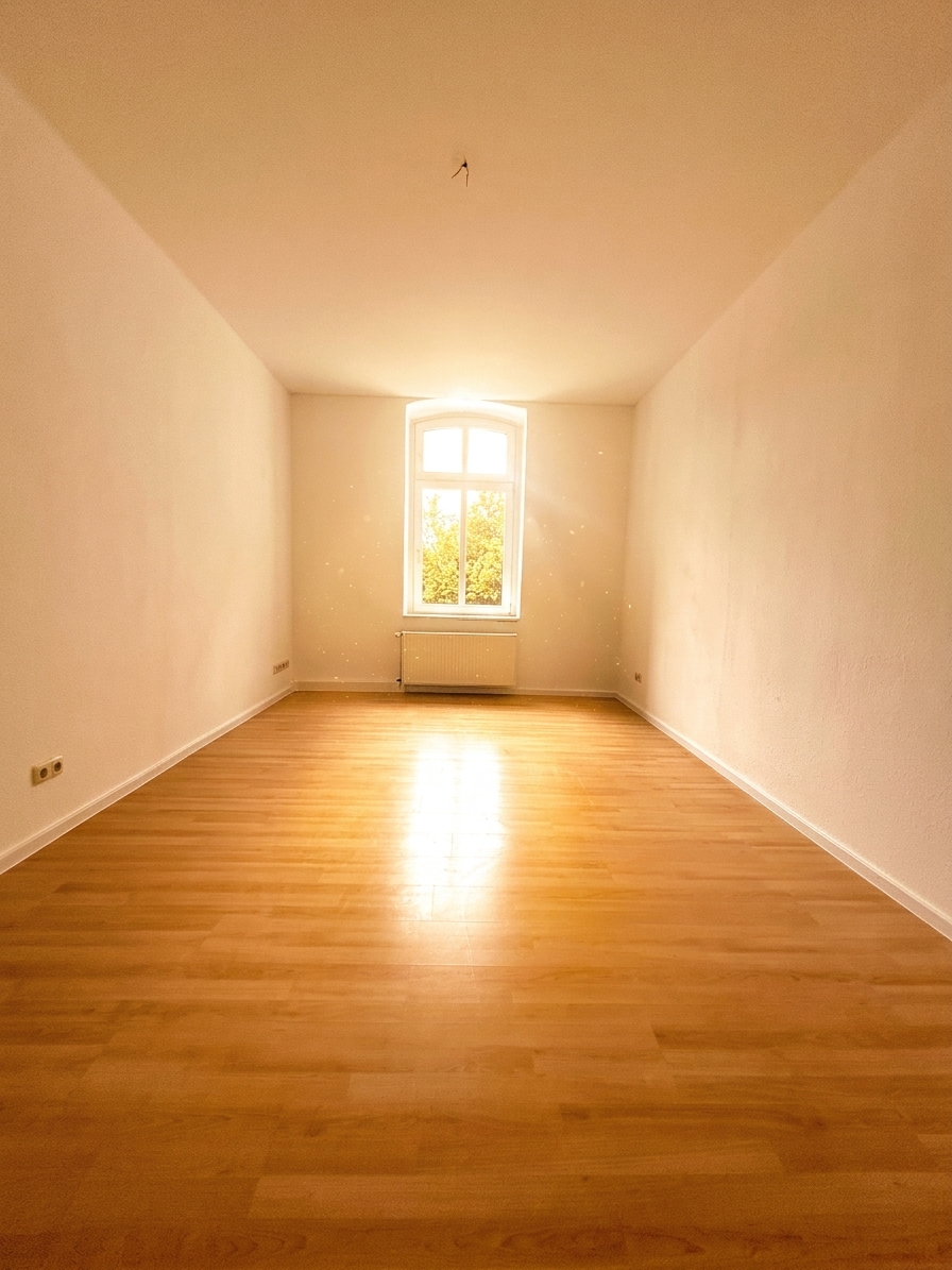 Helles Kinderzimmer mit warmem Holzboden und großem Fenster – 3-Zimmer-Wohnung in Dessau-Roßlau