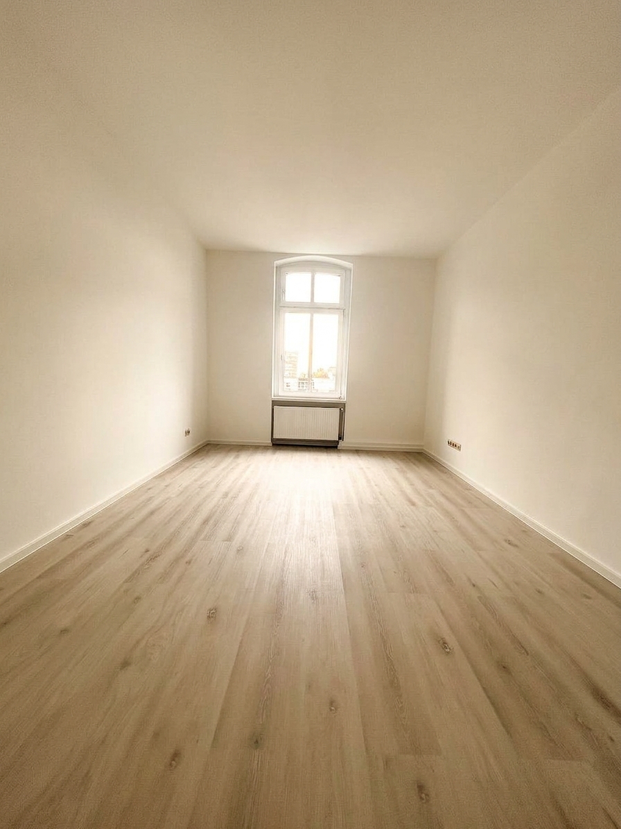 Helles Schlafzimmer mit Bogenfenster, Heizkörper und hellem Laminatboden – 4-Zimmer-Wohnung in Dessau-Roßlau