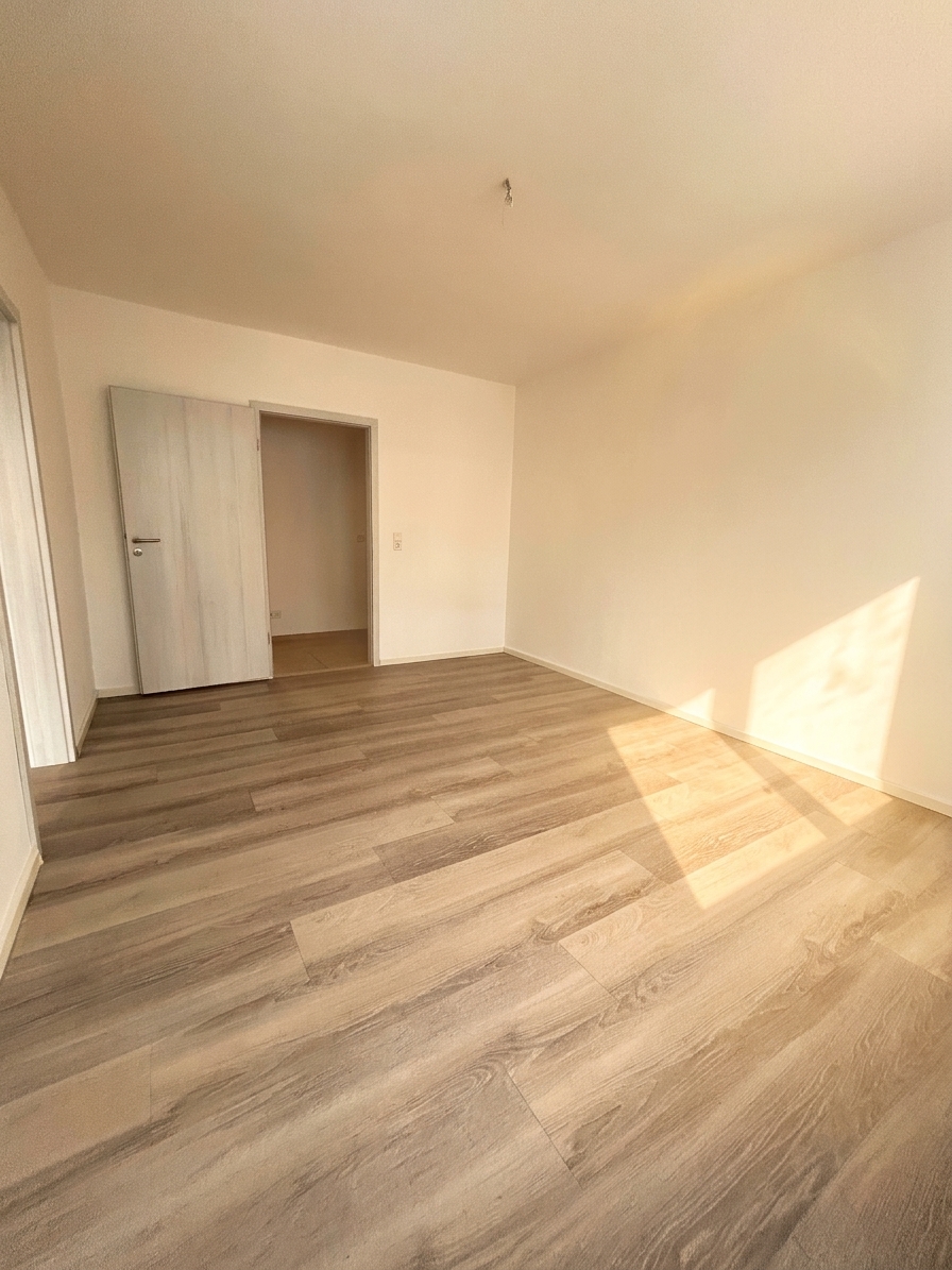 Weiteres helles Zimmer mit warmem Laminatboden, weißen Wänden und Doppelfenster – 3-Zimmer-Wohnung in Schorfheide