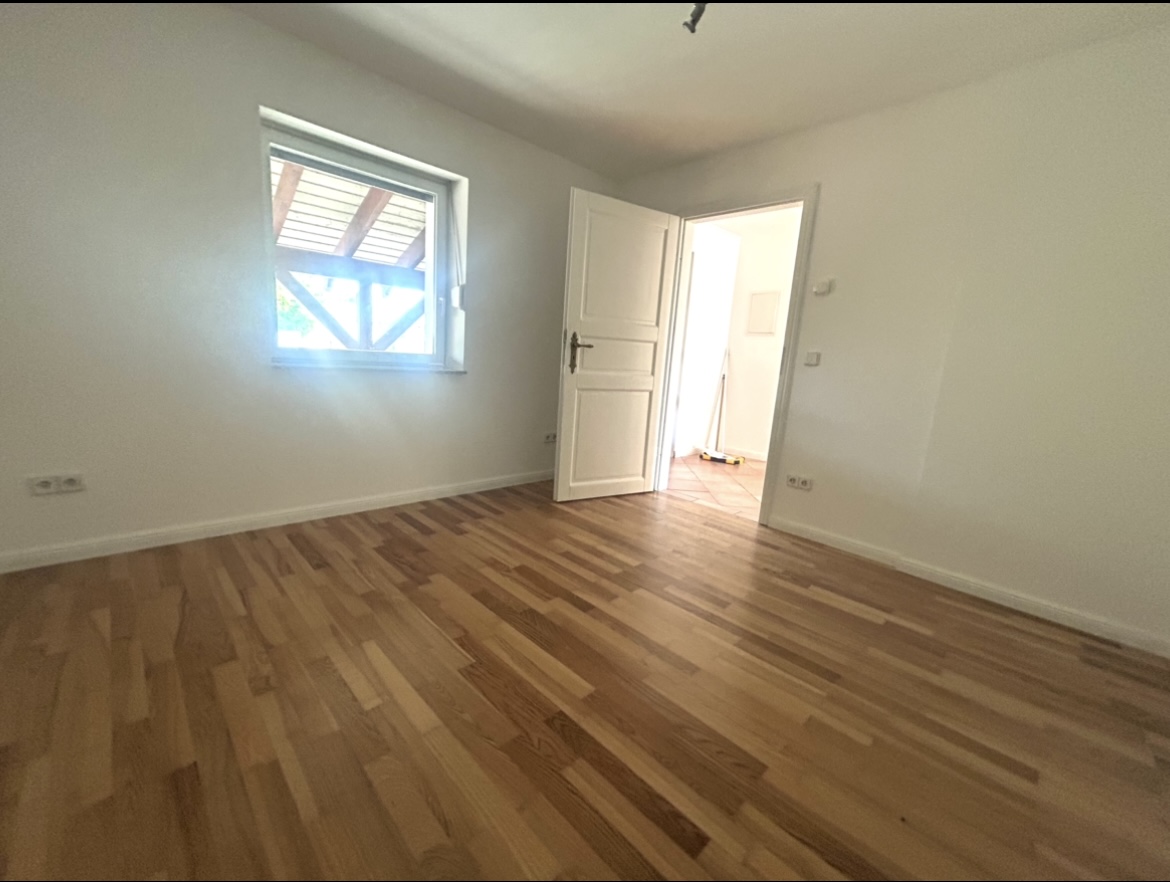 Weiteres Zimmer mit Fischgrät-Parkett und Fenster – 3-Zimmer-Wohnung in Ketzin