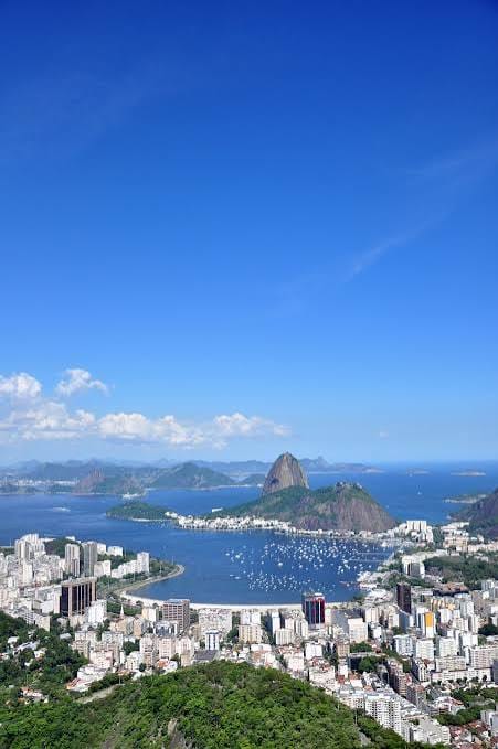 Vista aérea do Rio de Janeiro com Cristo Redentor e Pão de Açúcar