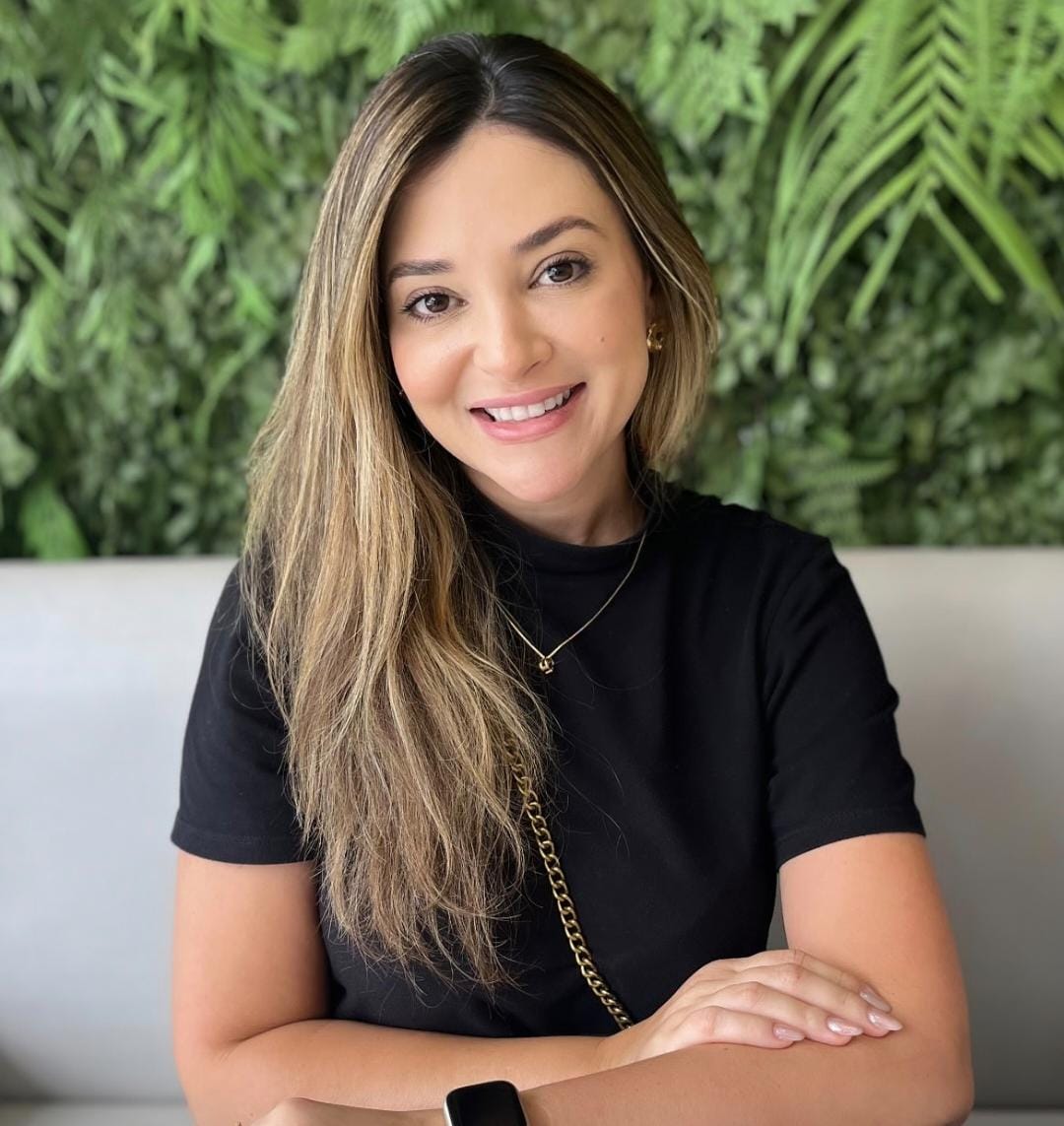 Clau Mendes, maquiadora profissional sorrindo